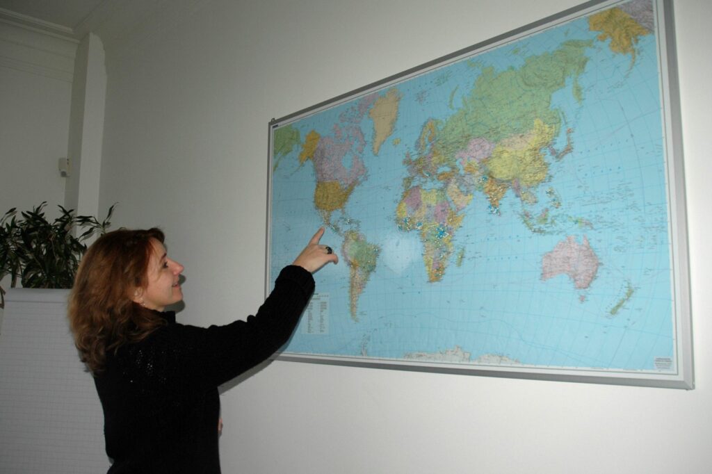 Marjolein wijst Guatemala op de kaart aan