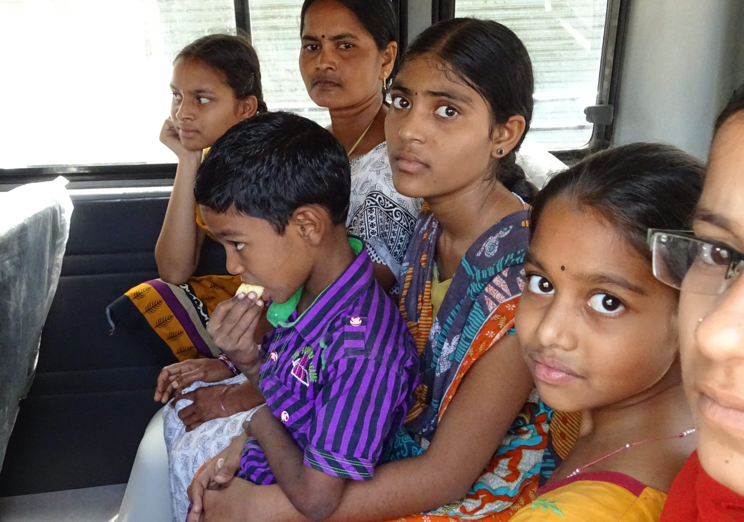 De kinderen worden opgehaald uit de sloppenwijken van India