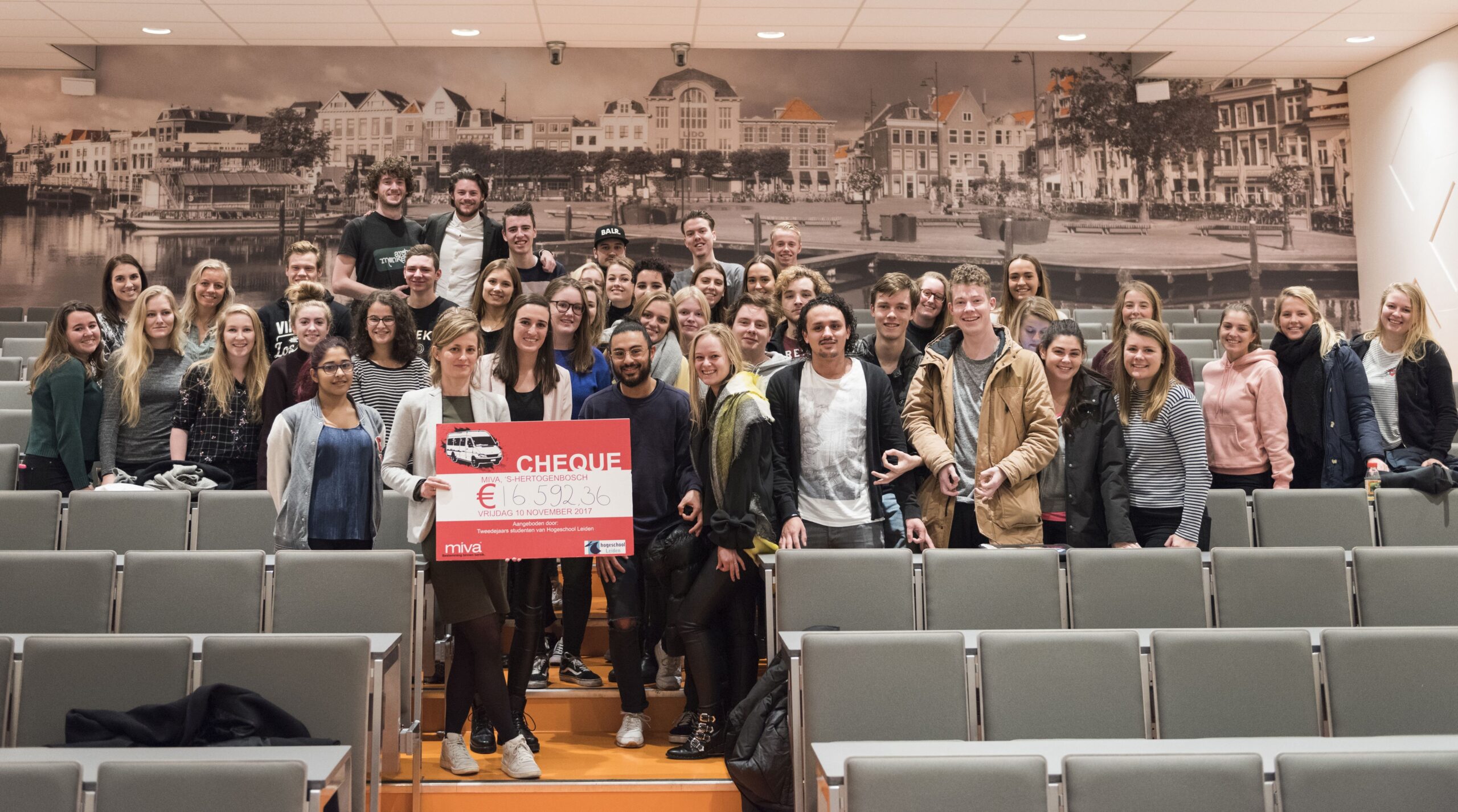 Hogeschool Leiden haalt 16592euro op voor stichting MIVA