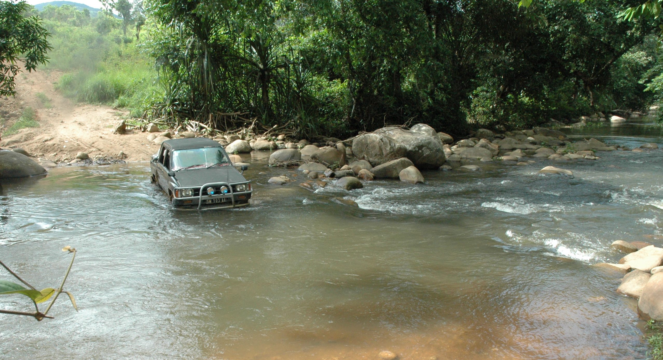 Auto rijdt door rivier