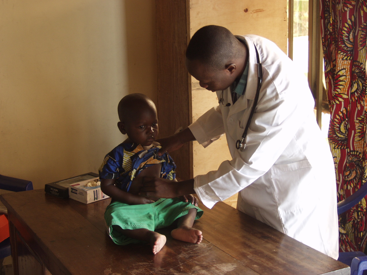 De dokter geeft medische zorg aan de wezen in het weeshuis