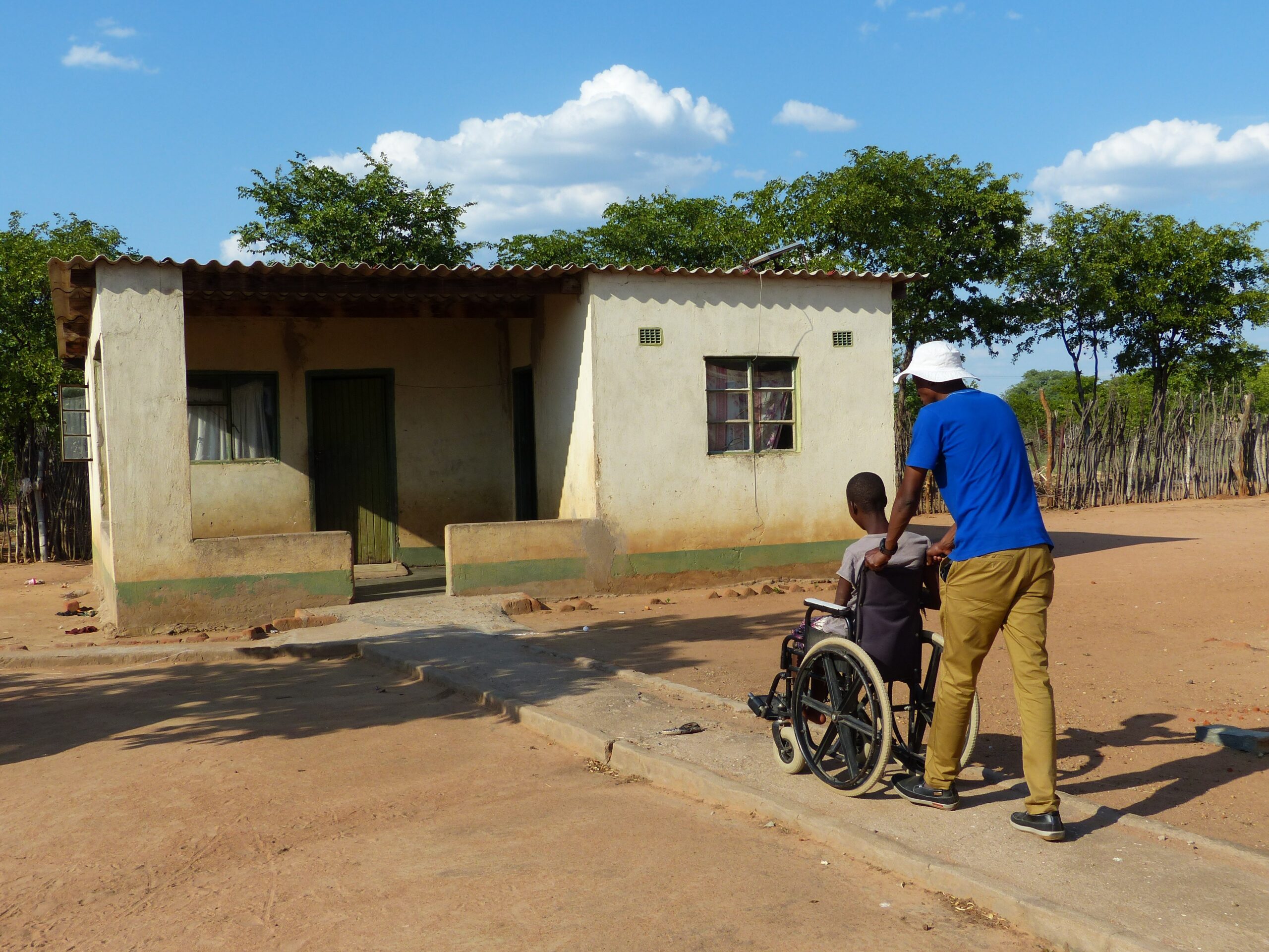 Thembelihle kan dankzij de rolstoel naar school