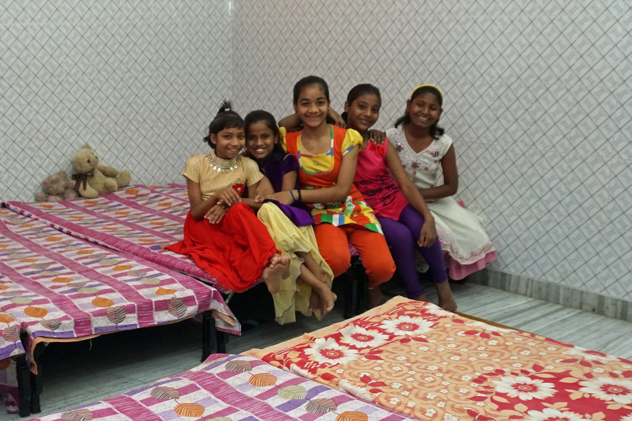 De meisjes in de slaapkamer van het weeshuis