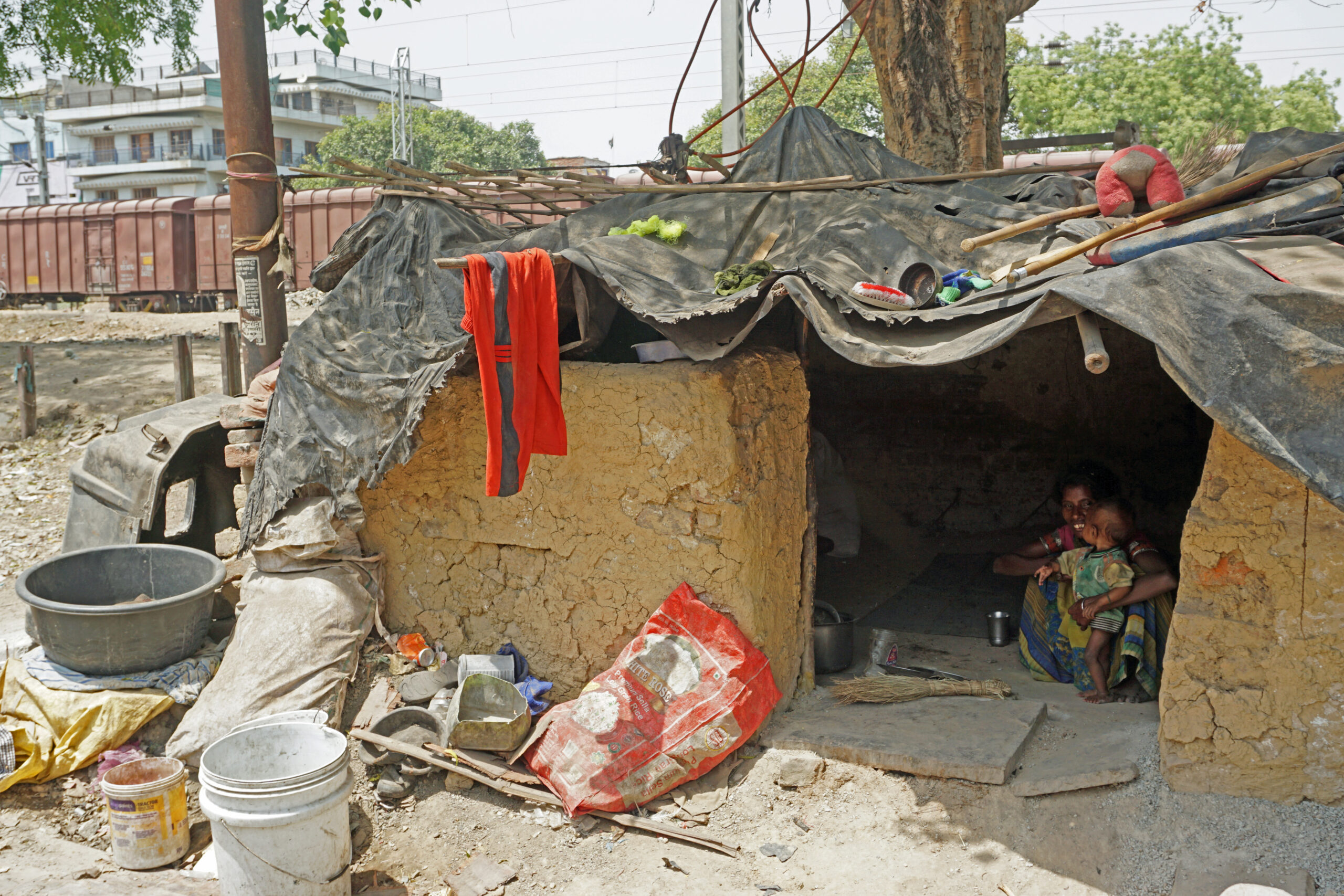 De nomadenfamilies wonen langs het spoor huisjes van afval