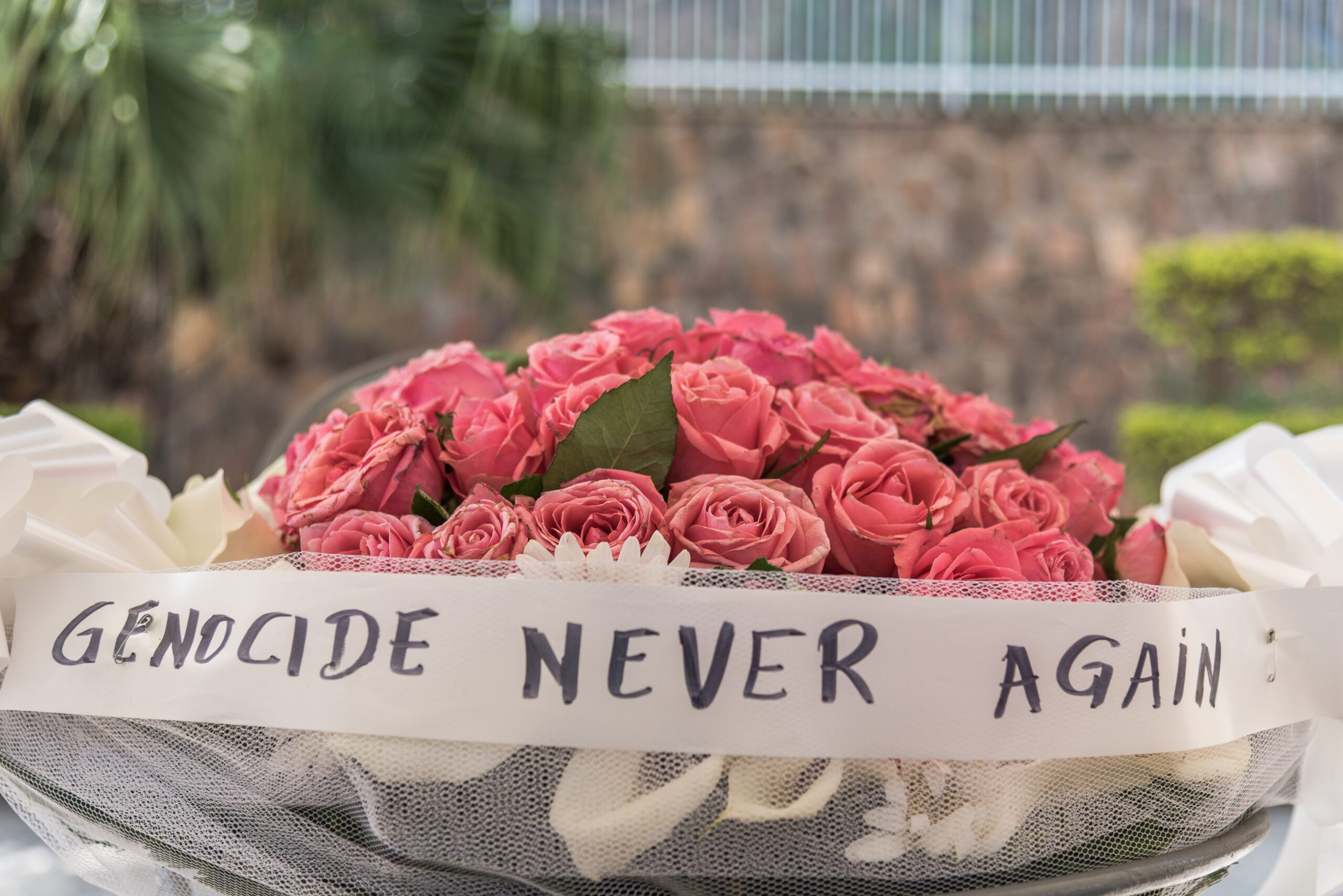 Bloemen met de tekst 'Genocide never Again'