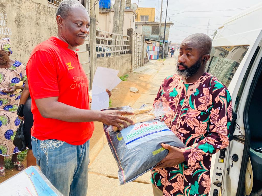 In Nigeria worden noodvoedsel pakketten uitgedeeld aan kansarmen