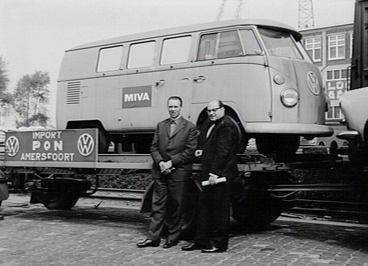 Overhandiging van een Volkswagenbus door de MIVA