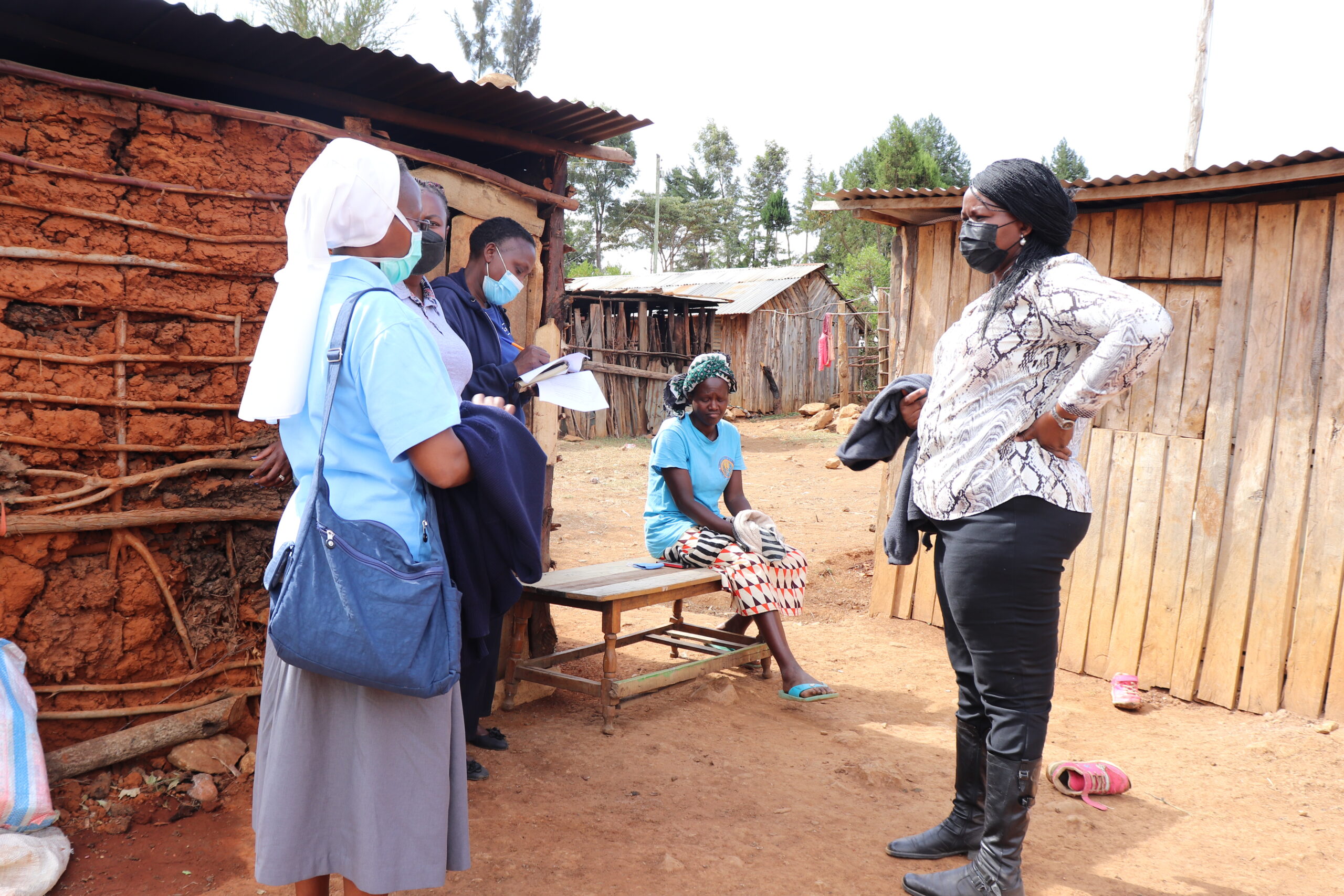 Pionier Cecilia op bezoek bij de bewoners van een afgelegen dorp in Kenia.
