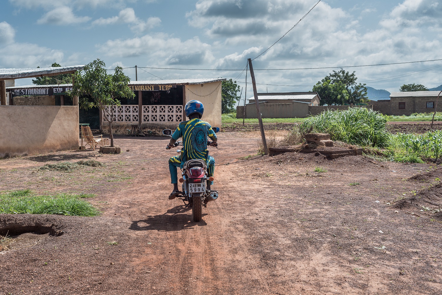 Orou Janvier op de motor in Benin