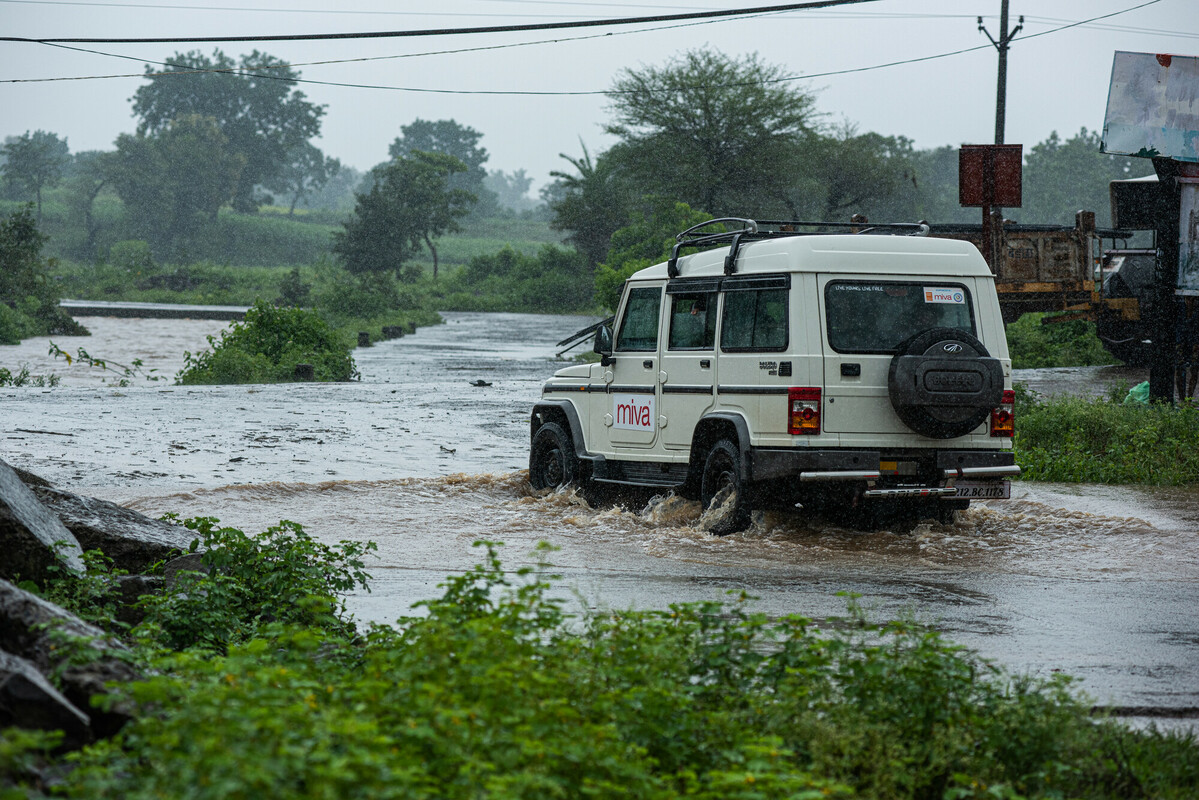Auto op een overstroomde weg in India